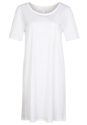Bílé šaty v délce trička s krátkým rukávem, kulatým výstřihem a kapsou na levé části hrudi. Vyrobené z měkké bavlny, mají uvolněný střih.