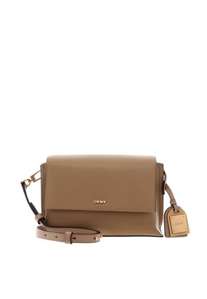 Sac bandoulière DKNY en cuir beige avec fermeture à rabat, bandoulière réglable et étiquette en cuir de marque avec ton doré attachée.