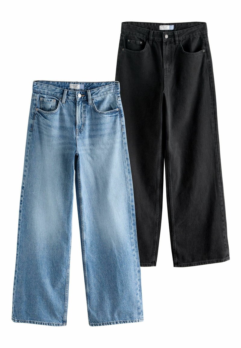 Dva páry džínsov s širokými nohavicami, jeden svetlomodrý denim a jeden čierny, položené na rovine s viditeľnými prednými vreckami a zapínaním na gombíky.