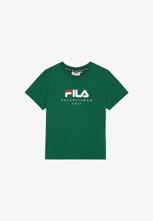 T-shirt verde a maniche corte con il logo FILA in rosso e bianco, e "ESTABLISHED 1911" stampato sotto il logo sul davanti.