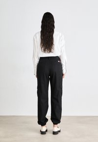 Tommy Jeans MR PANT - Oldalzsebes nadrágok - black