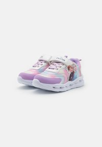 Lila und weiße Sneaker mit einem glänzenden Design, Klettverschluss und Charakterbildern aus "Die Eiskönigin", mit einer strukturierten Zwischensohle und Schnürsenkeln.