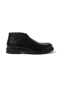 Stivale chukka in pelle nera con finitura texturizzata, design con lacci, punta arrotondata e suola in gomma bassa e robusta.