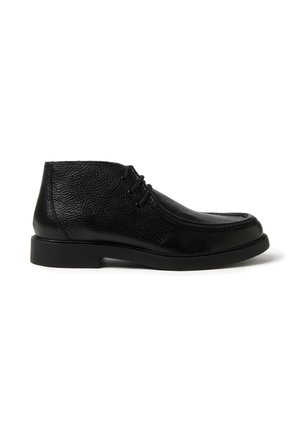 Stivale chukka in pelle nera con finitura texturizzata, design con lacci, punta arrotondata e suola in gomma bassa e robusta.
