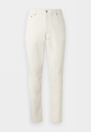 Pantalon blanc taille haute à jambes droites avec bouton et fermeture éclair à l'avant, passants pour ceinture et poches latérales sur un fond uni.