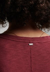 Superdry & Co EMBROIDERED V NECK  - T-shirts basic - deep port
