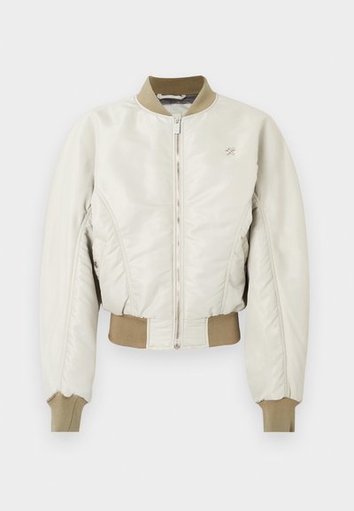 Jachetă bomber de culoare bej deschis, confecționată dintr-un material neted, având închidere cu fermoar, manșete ribbrate și un guler în contrast de culoare khaki. Detaliu subtil cu logo.