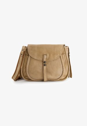 Beige leren schoudertas met een klep sluiting, twee voorvakken, een afneembare schouderband en een gladde textuur.