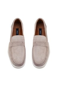Beige Wildleder-Loafers mit genähten Details, einem Vorderband und weißen Gummisohlen. Glatte Textur, klassisches Slip-On-Design.