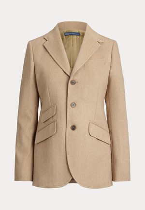 Blazer beige con patrón de espiga, solapas con muesca, cierre de tres botones y dos bolsillos delanteros. Cuenta con un forro interior suave.