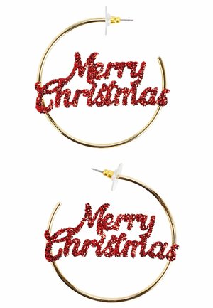 Boucles d'oreilles créoles dorées avec un texte pailleté rouge "Merry Christmas" à l'intérieur de chaque créole et attaches en plastique transparent sur fond blanc.