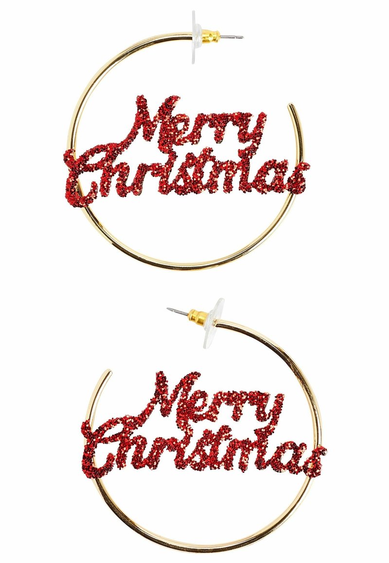 Boucles d'oreilles créoles dorées avec un texte pailleté rouge "Merry Christmas" à l'intérieur de chaque créole et attaches en plastique transparent sur fond blanc.