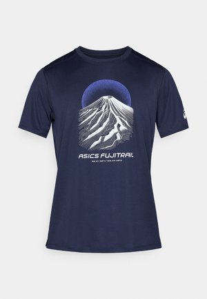 T-shirt sportif à manches courtes bleu marine en tissu évacuant l'humidité, avec un graphique de montagne blanc et le texte « ASICS FUJITRAIL » en dessous.