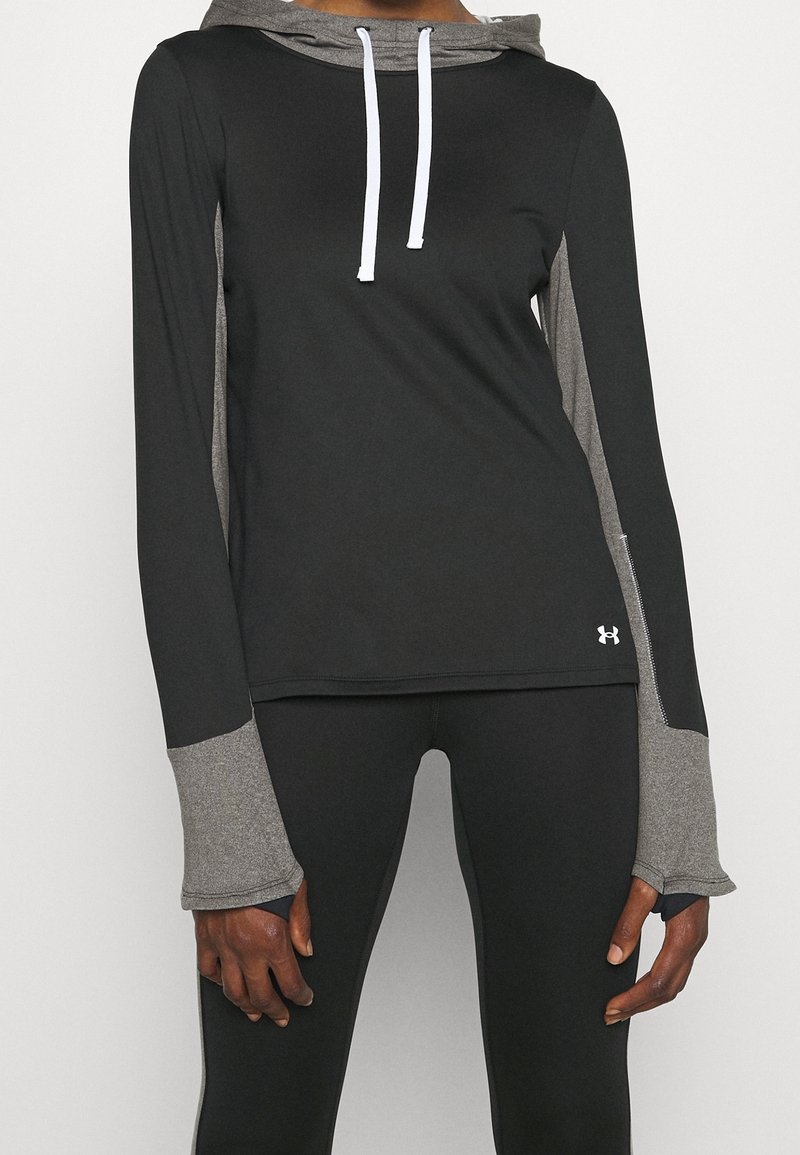 Haut à capuche à manches longues noir et gris avec cordons blancs, doté d'un tissu évacuant l'humidité et d'orifices pour les pouces dans les manches. Logo Under Armour présent.