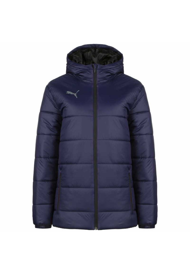 Giacca puffer blu navy con cappuccio, caratterizzata da un'imbottitura orizzontale, chiusura con zip e tasche laterali. Logo mostrato sul petto.