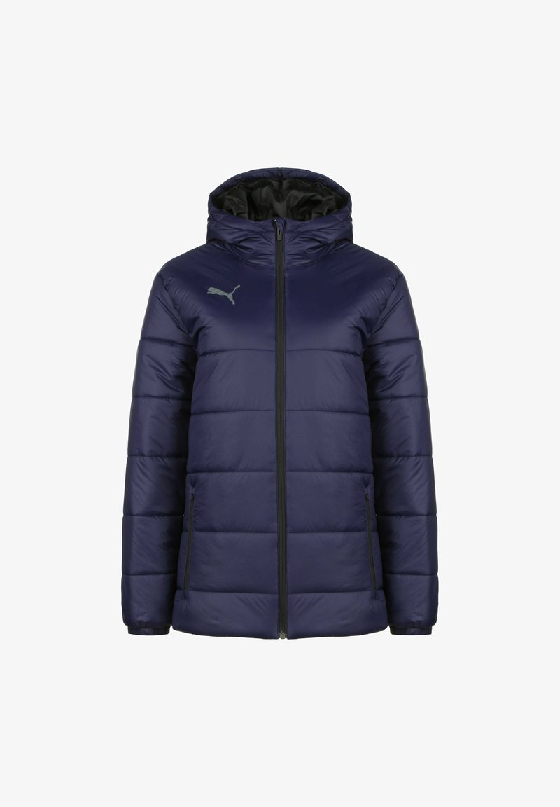 Giacca puffer blu navy con cappuccio, caratterizzata da un'imbottitura orizzontale, chiusura con zip e tasche laterali. Logo mostrato sul petto.