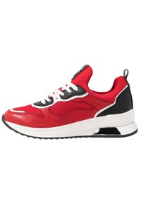 Baskets rouges avec un mélange de cuir et de maille, accents noirs, lacets blancs, et une semelle épaisse avec un talon réfléchissant.