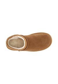 Bordeaux suède instapslippers met een zachte crème faux bont voering en een ronde neus. Stiksels rond de bovenrand. Soepele textuur.