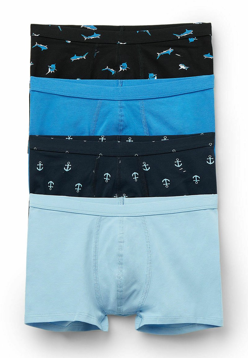 Quatre paires de boxers en coton : noir avec un motif de requins bleus, bleu foncé avec des ancres blanches, bleu clair et bleu foncé uni.
