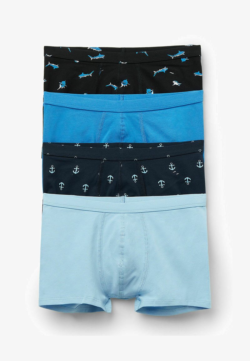 Quatre paires de boxers en coton : noir avec un motif de requins bleus, bleu foncé avec des ancres blanches, bleu clair et bleu foncé uni.