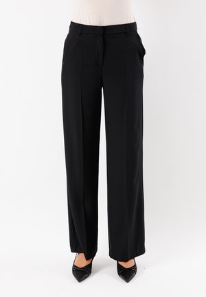 Pantaloni neri su misura con taglio dritto, fronte piatto, tasche laterali e passanti per cintura, realizzati in un tessuto liscio e leggero.