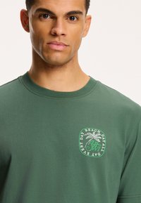 Shiwi Apdrukāts T-krekls - dark green