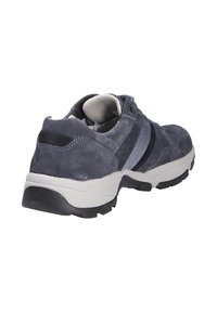 Sneaker in suede grigio con accenti neri e blu, caviglia imbottita e suola in gomma texturizzata. Presenta chiusura con lacci e interno imbottito.