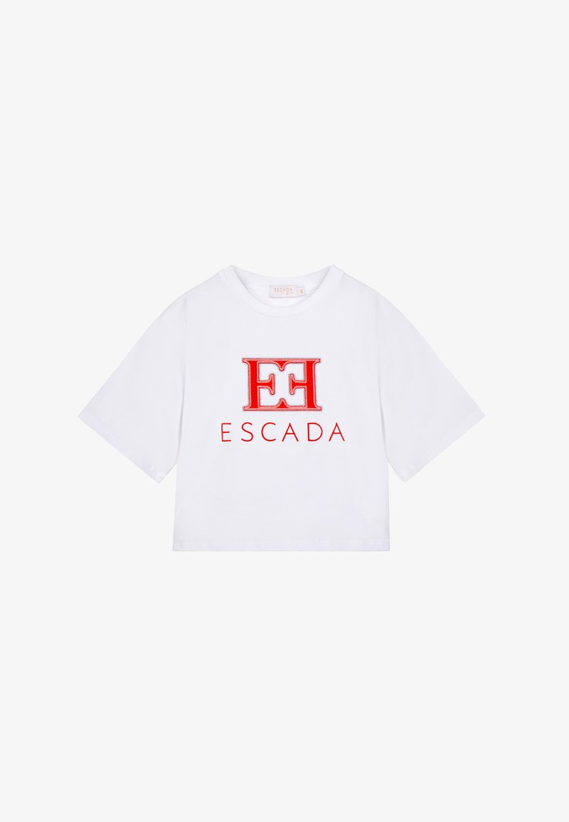 T-shirt bianca cropped con logo "EE" rosso e testo "ESCADA" stampati sul davanti, con maniche corte e scollo rotondo.