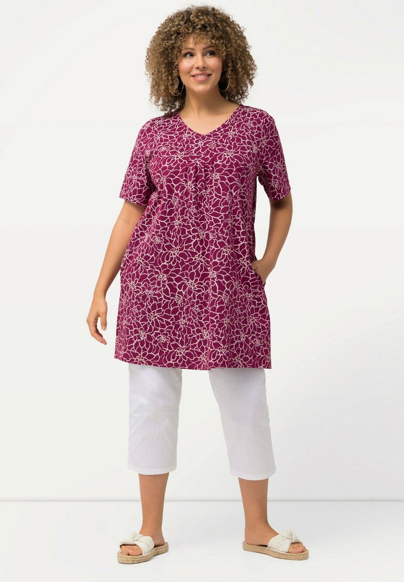 Ulla Popken SHORT SLEEVE V-NECK  - Camiseta estampada - magnolia red