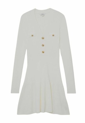 Bílé pletené šaty s dlouhým rukávem, výstřihem do V, zlatými knoflíky vpředu i na náprsních kapsách, přiléhavým pasem a rozšířenou sukní.