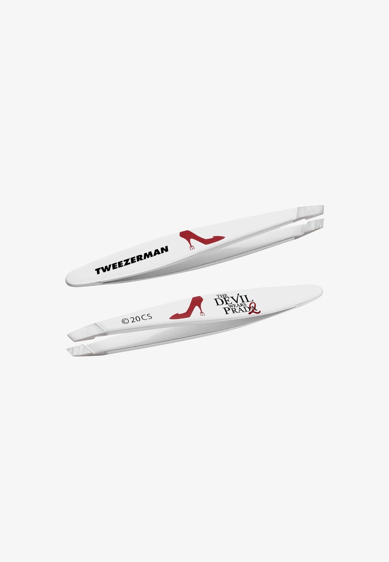 Pincettes blanches à embout incliné, l'une avec "TWEEZERMAN" et un logo de talon rouge, l'autre avec le texte "The Devil Wears Prada 2" et un logo de talon.