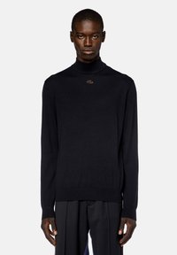 Maglione a collo alto di fine maglia colore nero con maniche lunghe; presenta un piccolo logo marrone sul petto; texture liscia.