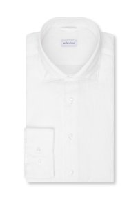 Chemise blanche à manches longues soigneusement pliée avec poignets et col boutonnés, portant une étiquette visible de la marque Seidensticker à l'intérieur du col.