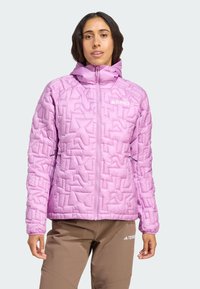 Ljuslila isolerad jacka med quiltad textur, hög krage, hel dragkedja och logodetalj. Har sidofickor och snug passform.