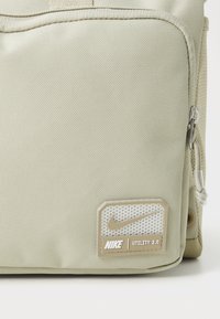 Nike Performance UTILITY POWER 2.0 - Saco de desporto - desert khaki