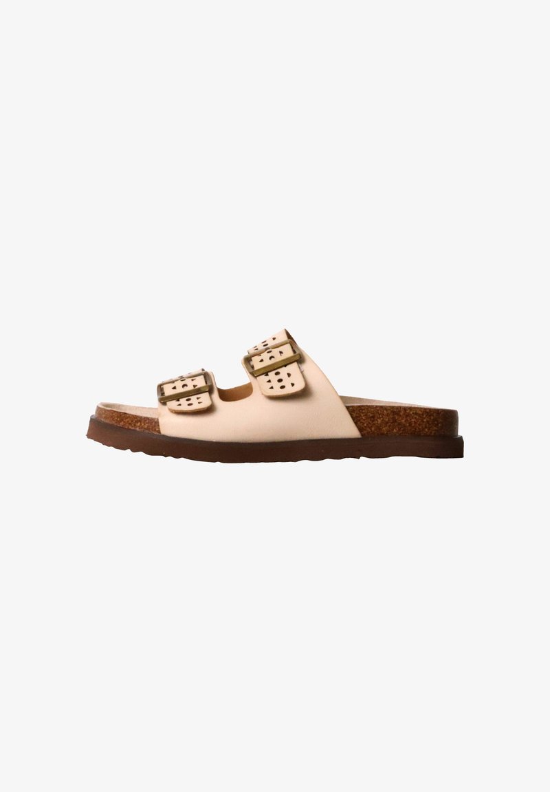 Sandale beige à enfiler avec deux brides réglables à boucle et une semelle intérieure en liège sur une semelle plate marron.