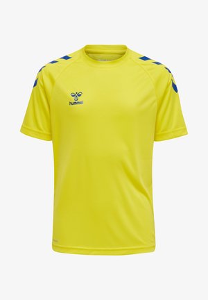 Geel sportshirt van ademend materiaal. Voorzien van blauwe accenten op de schouders en een logo op de borst. Korte mouwen en een ronde hals.