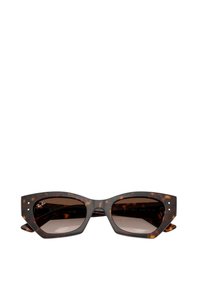 Occhiali da sole a forma di occhio di gatto con un motivo in tartaruga marrone, lenti scure, montatura in acetato spessa e distintivi accenti metallici sui lati.