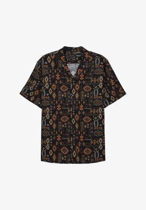 Kurzärmliges Hemd mit Knopfleiste aus Stoff, der einen schwarzen Hintergrund mit komplizierten geometrischen Mustern in Orange, Blau und Weiß zeigt.