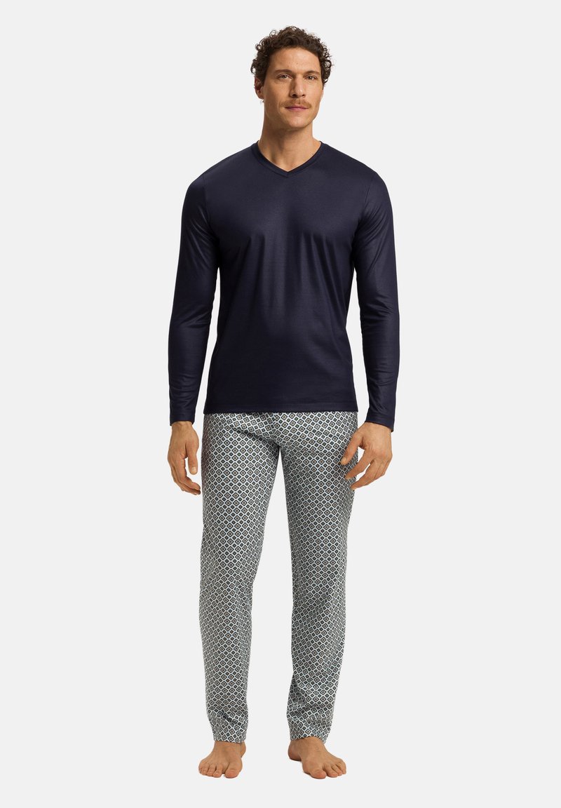 Mörkblå långärmad v-ringad topp som matchas med mönstrade ljusblå pyjamasbyxor med geometrisk design. Mjuk, lätt tyg.
