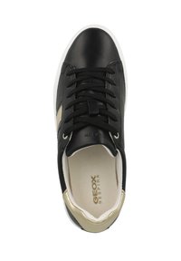 Sneaker nera in pelle con pannelli testurizzati, accenti dorati, lacci neri, suola bianca e branding Geox sulla soletta.