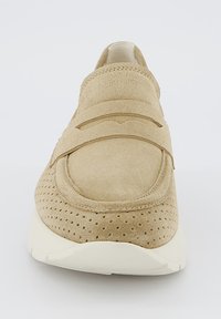 Scarpa slip-on in suede beige con texture perforata, punta rotonda e suola ammortizzata. Presenta doppie cinghie sulla tomaia per una vestibilità sicura.