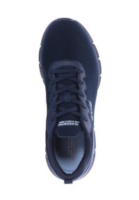 Navyblaue Sneaker mit einem Obermaterial aus Mesh, gepolstertem Innensole und strukturiertem Außensohle. Verfügt über Schnürsenkel und Markenlogo auf der Zunge und der Seite.