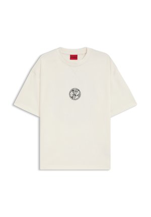 Off-white T-shirt met korte mouwen en ronde hals, met een kleine zwarte cirkelvormige afbeelding op de borst, voorzien van een rood merklabel aan de binnenkant van de kraag.