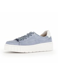 Sneakers in suede azzurro chiaro con suola in gomma bianca, punta rotonda e accento sul tallone in contrasto. Presentano lacci piatti e suola testurizzata.