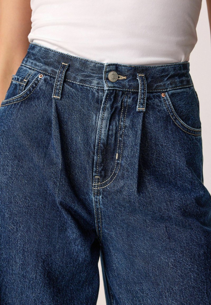 DESIGN - Jean Bouffant à Clous Dorés En Forme De Dôme - Écru