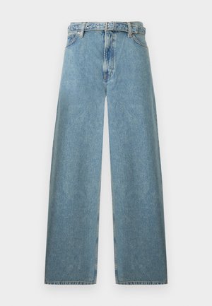 Svetlomodré džínsy s širokými nohavicami, vysokým pásom, pútkami na opasok, predným zapínaním na gombíky a zipsom na bielom pozadí.