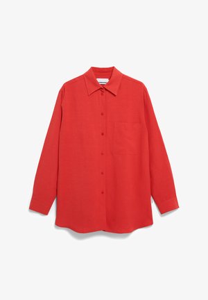 Rode langemouwen shirt met een kraag, sluiting met knopen aan de voorkant, een enkele borstzak en een zachte textuur. De stof lijkt lichtgewicht en ademend.