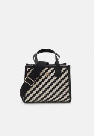 Petit sac à main rectangulaire avec un motif tissé diagonal noir et blanc, des poignées noires, et une large bandoulière noire réglable.