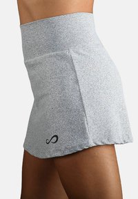 Grauer Sportrock mit hohem Bund, strukturiertem Stoff und subtiler Logo-Akzentuierung. Ausgestellte Silhouette für eine optimale Bewegungsfreiheit.